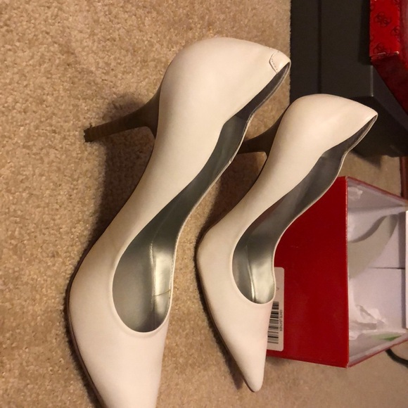 White leather pumps - Picture 2 of 2